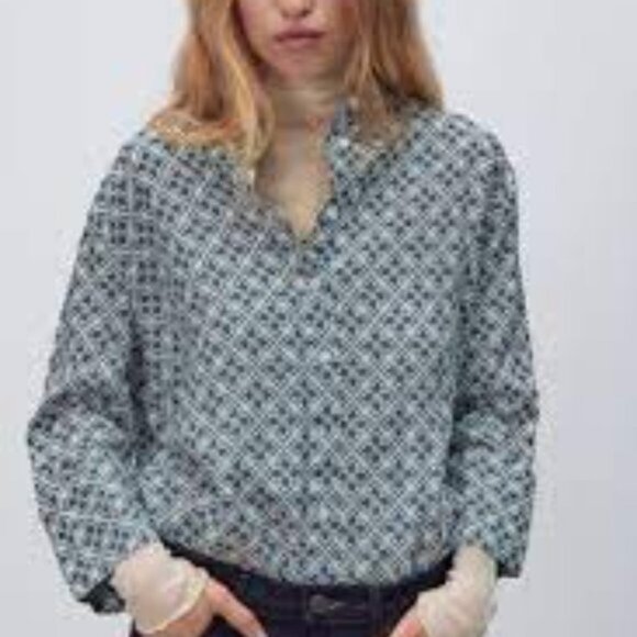 NEW Zara Blouse Women's Size Small Blue and Cream Linen Printed Preppy - Picture 4 of 4